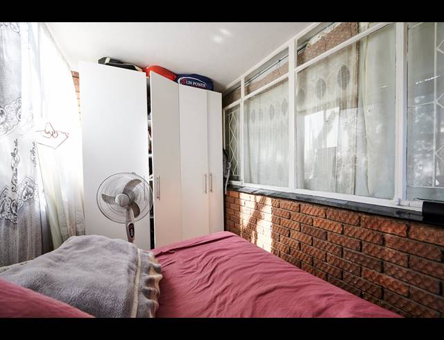 2 BEDROOM APARTMENT FOR SALE IN HALFWAY HOUSE